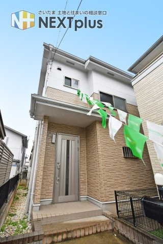 久喜市本町二丁目戸建の外観|JR宇都宮線『久喜』駅まで徒歩11分の立地です。最寄り路線は都内まで乗り換え不要でアクセスでき、通勤通学に便利。商業施設が近隣に複数あるため、毎日のお買い物に便利◎カースペース２台駐車可※車種制限あり