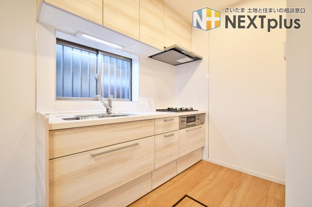 久喜市本町二丁目戸建のキッチン|キッチンにも小窓がついている為、手元を照らしてくれます！戸建ならではの嬉しいPOINT。収納も上下にありますので、細かく分類して収納できます！調理スペースも広くお料理が捗りそうですね◎