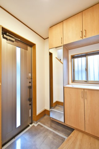 久喜市本町二丁目戸建の玄関|シューズボックスは上下セパレートタイプですので、季節物で上下に分けて収納する事ができます。また間のスペースには鍵を置くスペースにする事で、外出前に鍵を探すなど慌ただしさが軽減されるのでおすすめです。