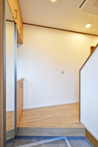 久喜市本町二丁目戸建の玄関|シューズボックスには姿見付きですので、お出かけ前に全身コーデをチェックする事ができます！廊下を斜めにカットする事で、大人二人同時にも靴を履く事ができる広さに設計しております。