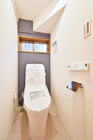 久喜市本町二丁目戸建のトイレ|トイレ（1F）：1・2階にある為、忙しい出発前でも取り合いにはなりません！小窓があるので、空気がこもりがちなトイレもしっかり換気ができます。老若男女問わずみんなに優しい手すり付きです。