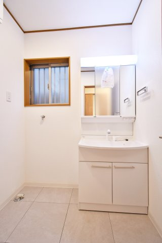 久喜市本町二丁目戸建の独立洗面台|新品交換済みの洗面化粧台！ライトがついておりますので、お化粧時にも明るく照らしてくれます。下には収納スペースがありますので、洗剤のストック置き場にもGOOD！家事のしやすい水廻り集中型の設計です。