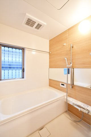 久喜市本町二丁目戸建の浴室|木目がアクセントのバスルームはまるでホテルのような仕上がり。日常から解放できる癒しの空間となります。新品ですのでご入居後から気持ちよく入浴頂けます。天気にとらわれないでお洗濯できる浴室乾燥機付きです◎