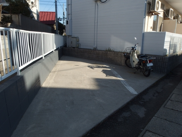 アルシャイン岡崎Ⅲの駐車場