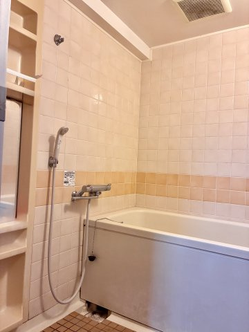 ロイヤルシャトー高丘　中央区高丘北の浴室|浴室はコンパクトでシンプルなため、使いやすい浴室です。