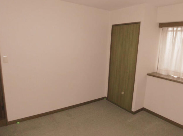 ロイヤルシャトー高丘　中央区高丘北の洋室