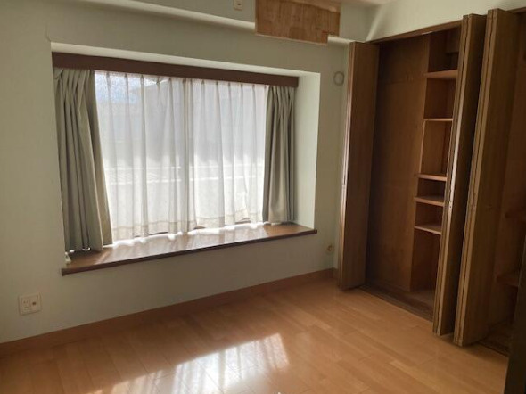 ロイヤルシャトー高丘　中央区高丘北の洋室