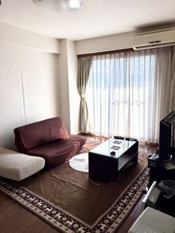 ロイヤルシャトー高丘　中央区高丘北の居間・リビング|陽当りもよく開放的なリビングです。