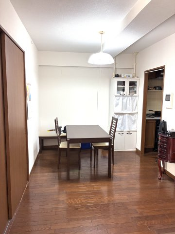 ロイヤルシャトー高丘　中央区高丘北の居間・リビング|ダイニングテーブルを置いてもゆとりがあります！