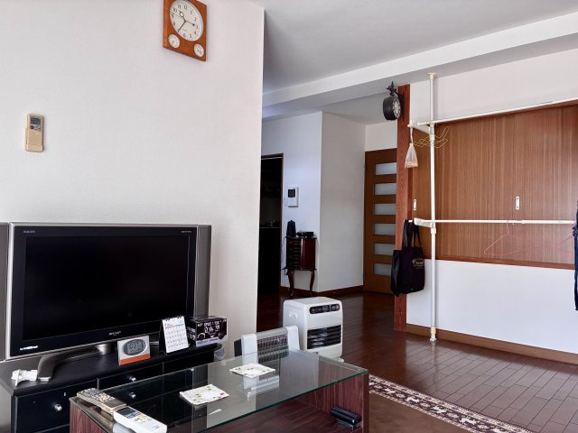 ロイヤルシャトー高丘　中央区高丘北の居間・リビング|リビングからダイニング、キッチンまで一体感があり、移動しやすい間取りです。