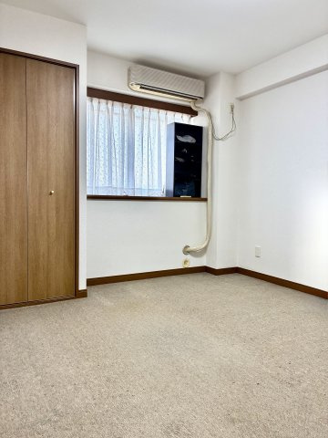 ロイヤルシャトー高丘　中央区高丘北の洋室|約6.4帖の洋室は、ベッドやデスクを置いてもゆとりがあり、寝室・書斎など幅広く活用できます