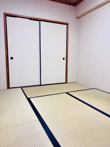ロイヤルシャトー高丘　中央区高丘北の和室|おちついた空間に収納スペース、来客時の客間としても重宝する和室です。