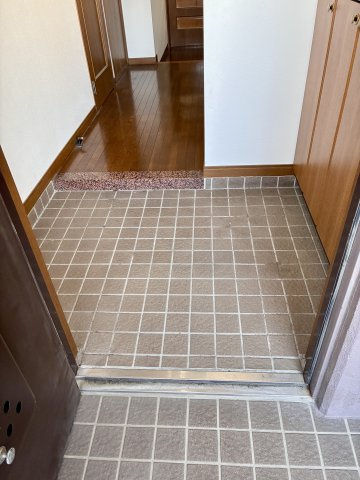 ロイヤルシャトー高丘　中央区高丘北の玄関|コンパクトにまとまり、すっきりと使える玄関スペースです。