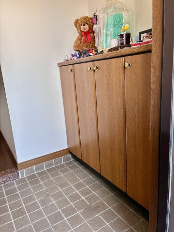 ロイヤルシャトー高丘　中央区高丘北の玄関|下足入れや収納スペースとしてご利用いただけ、玄関まわりをすっきり保てます。