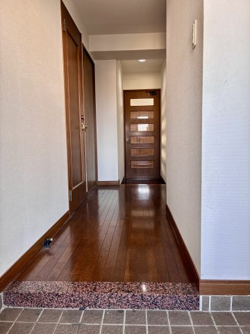ロイヤルシャトー高丘　中央区高丘北のその他|荷物の一時置きにも便利な広さの玄関ホールです。
