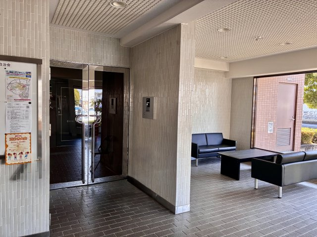 ロイヤルシャトー高丘　中央区高丘北のその他共用部分|防犯性の高いエントランスドアで安心です。