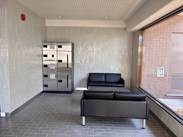 ロイヤルシャトー高丘　中央区高丘北のその他共用部分|留守がちな方にもうれしい宅配ボックスを完備しています。