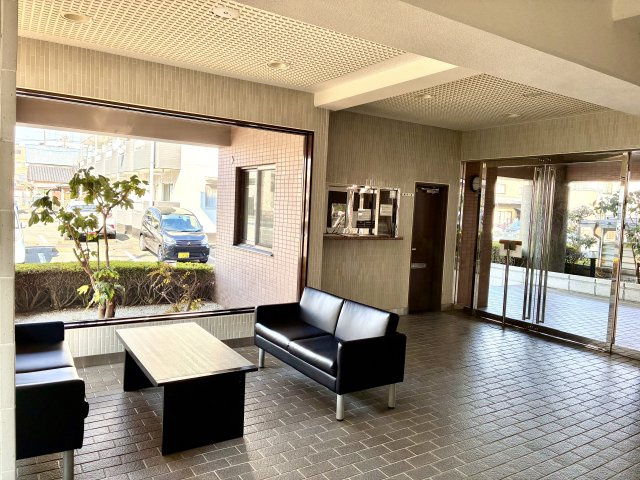 ロイヤルシャトー高丘　中央区高丘北のエントランス|急な来客などエントランスで対応できます