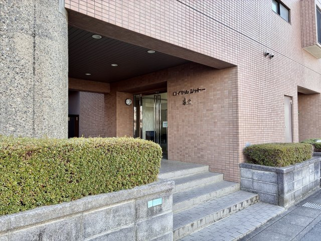 ロイヤルシャトー高丘　中央区高丘北のエントランス|上質感のあるエントランスが住まう方を迎えます。