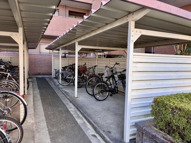 ロイヤルシャトー高丘　中央区高丘北の駐輪場|屋根付き駐輪場で雨の日も安心です。