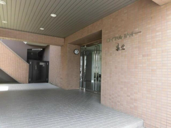 ロイヤルシャトー高丘　中央区高丘北のエントランス