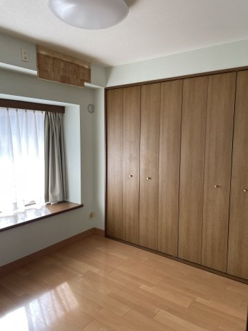 ロイヤルシャトー高丘　中央区高丘北の洋室|リビング横の4.8帖の洋室は日当たりも良く子供部屋にピッタリ♪