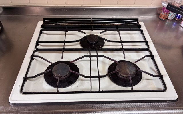 ロイヤルシャトー高丘　中央区高丘北の設備|料理が楽しくなる3口コンロを備えたキッチンです