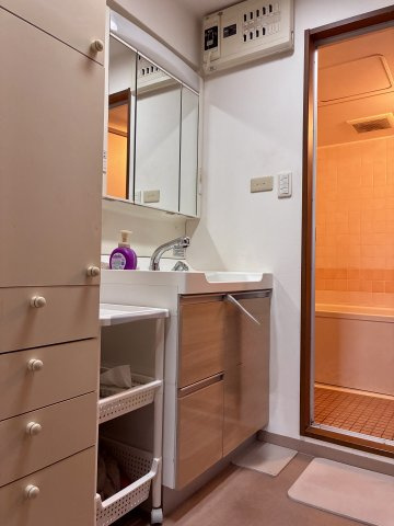 ロイヤルシャトー高丘　中央区高丘北の洗面所|収納付きで使いやすい、広々とした洗面スペースです。