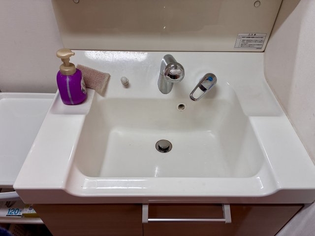 ロイヤルシャトー高丘　中央区高丘北の洗面所|キレイな洗面台で手洗いも楽しくなります。