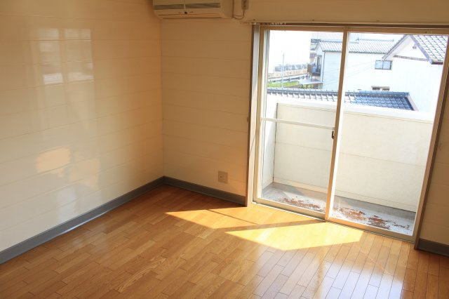 エレガンス小戸の洋室