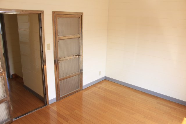 エレガンス小戸の洋室