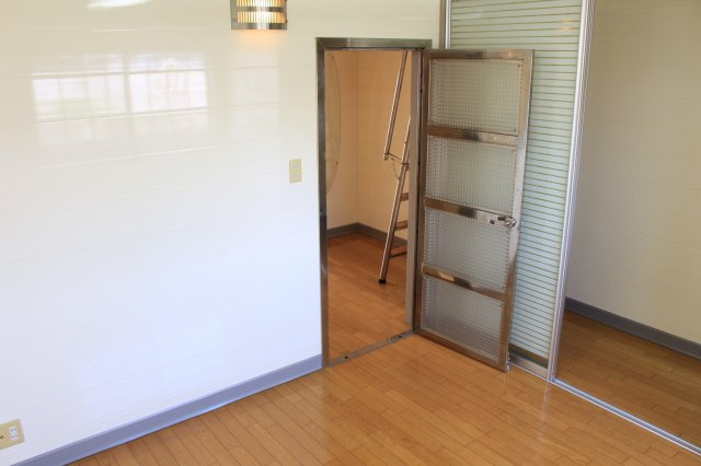 エレガンス小戸の洋室