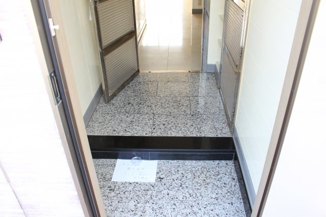 エレガンス小戸の玄関