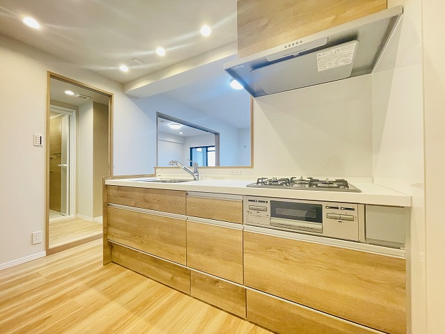 【キッチン】 | アンピール教育大前 | 対面キッチンはリビングが見渡せて家族とコミュニケーションを取りやすいこともメリットです。