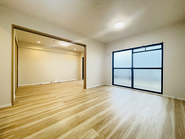 【居間・リビング】 | アンピール教育大前 | 隣りの洋室とつなげると、リビングはさらにゆったり
ご家族にあわせて使い方自由です