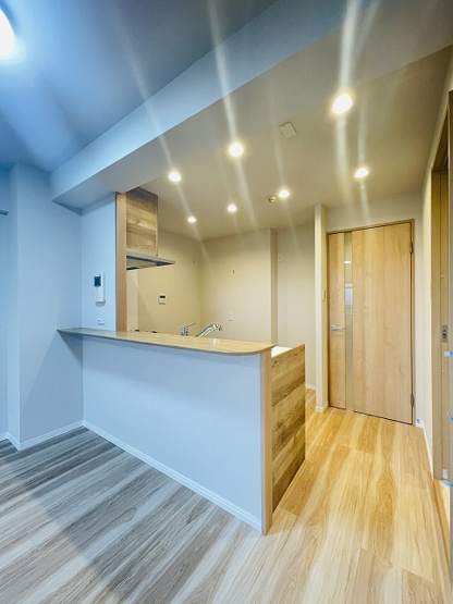 【内装】 | アンピール教育大前 | ダウンライトでスッキリとしたキッチン内装です