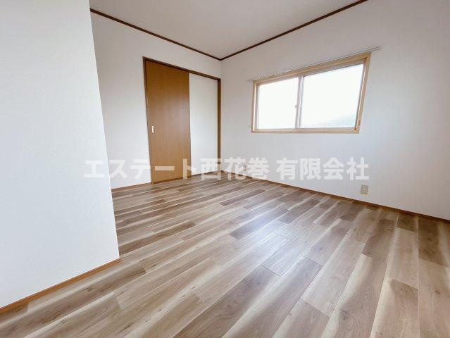 花巻市星が丘２丁目のアパートの居間・リビング