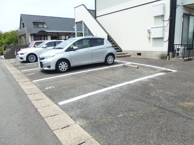 ハウスバンブの駐車場