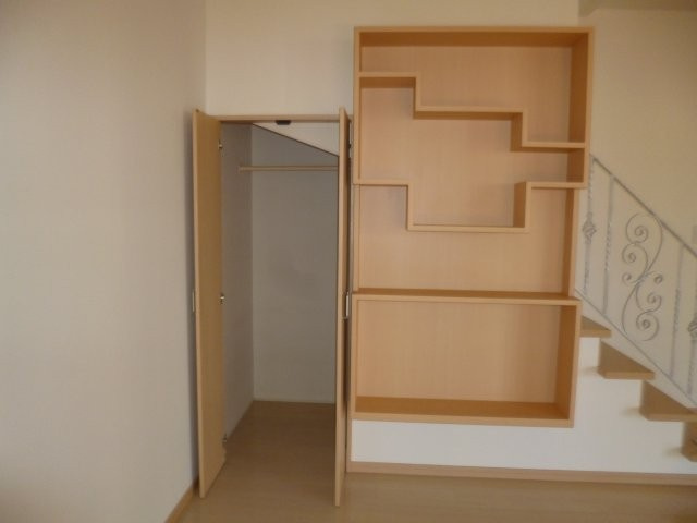 西阿知町山本貸家の収納|階段下収納