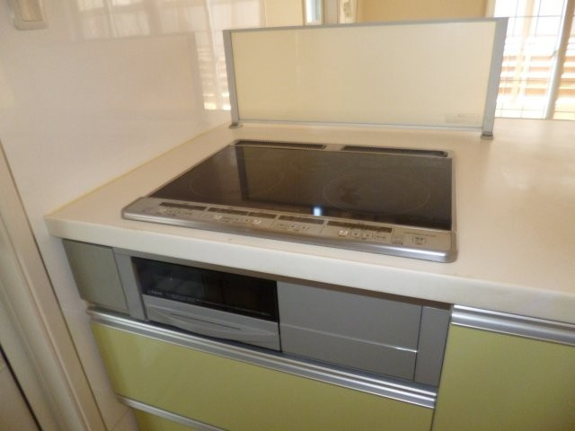 西阿知町山本貸家のキッチン|3口IHコンロ