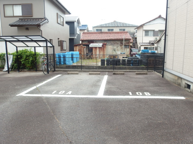 ビーライン荻野の駐車場