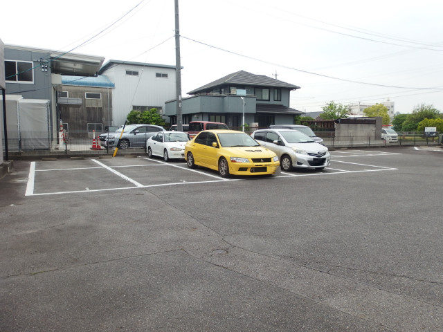 ビーライン荻野の駐車場