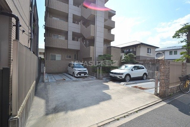 広島市西区古江新町の賃貸マンションの駐車場|別号室参考写真