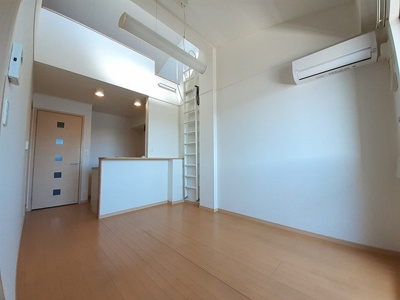 【居間・リビング】 | グランツ・ブルⅠ | こちらの居間で趣味の時間をお楽しみください