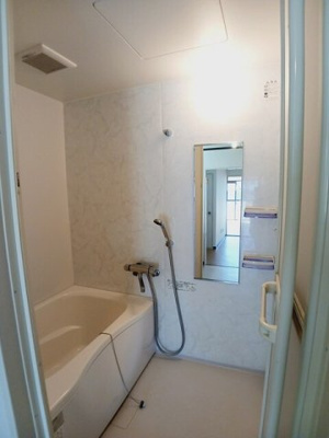 【浴室】 | グリーンハイツ大久保 | 落ち着いた空間のお風呂です