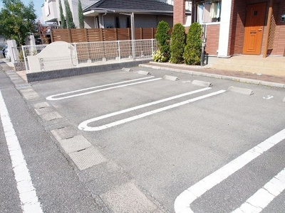 【駐車場】 | エレガンス・ヴィラＢ | 駐車場に車を止められます