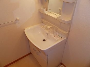 【洗面所】 | エレガンス・ヴィラＢ | ゆったりとスペースのある洗面所