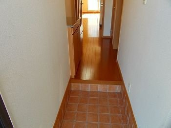 【玄関】 | エレガンス・ヴィラＢ | ゆったりとした玄関です