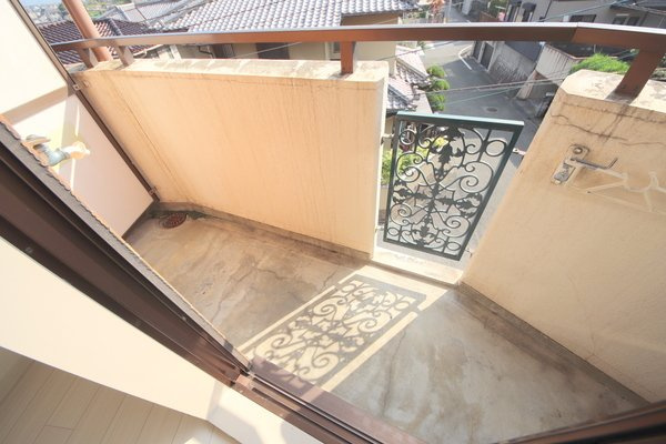 奈良市帝塚山２丁目の賃貸マンションのバルコニー