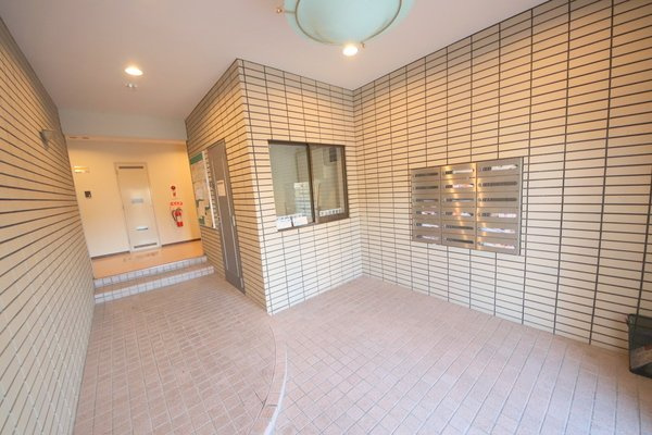 奈良市帝塚山２丁目の賃貸マンションのエントランス